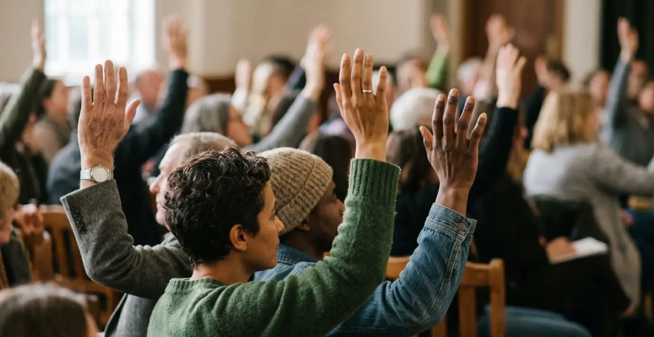 Scène d'assemblée générale de mutuelle illustrant la gouvernance démocratique et participative des adhérents