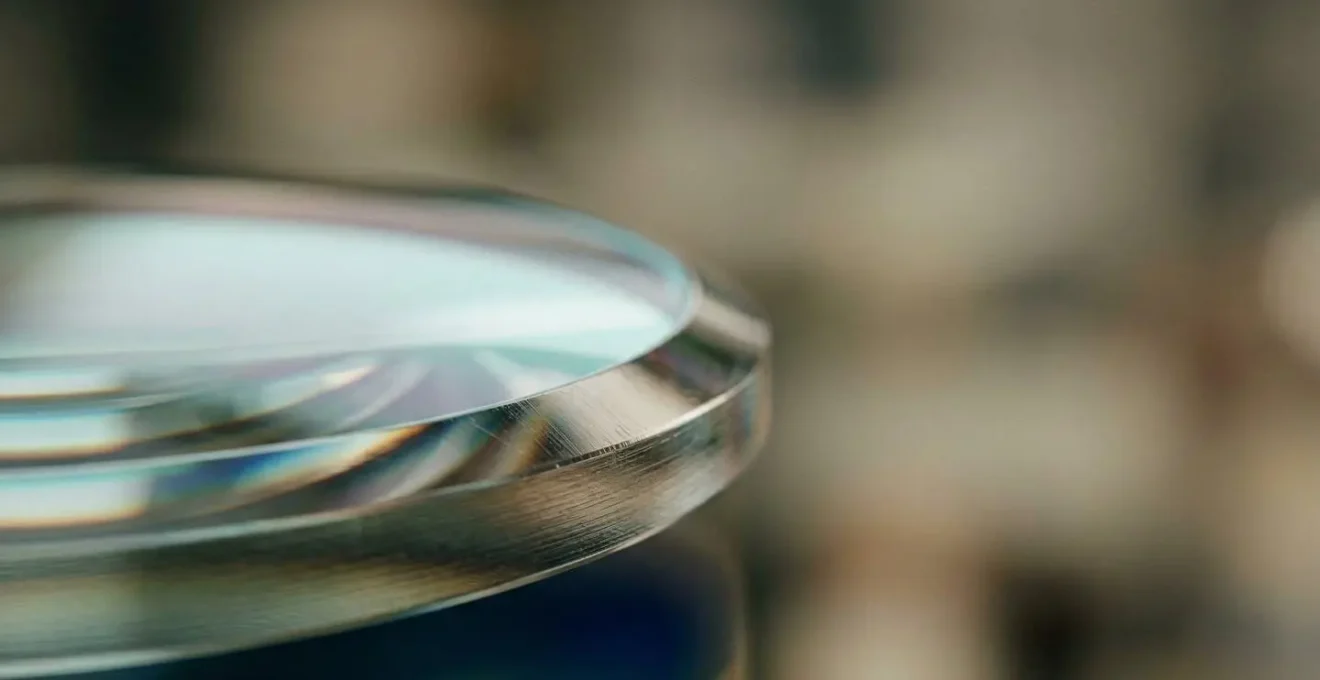 Verres progressifs haut de gamme presentant differents niveaux de qualite dans un environnement lumineux naturel