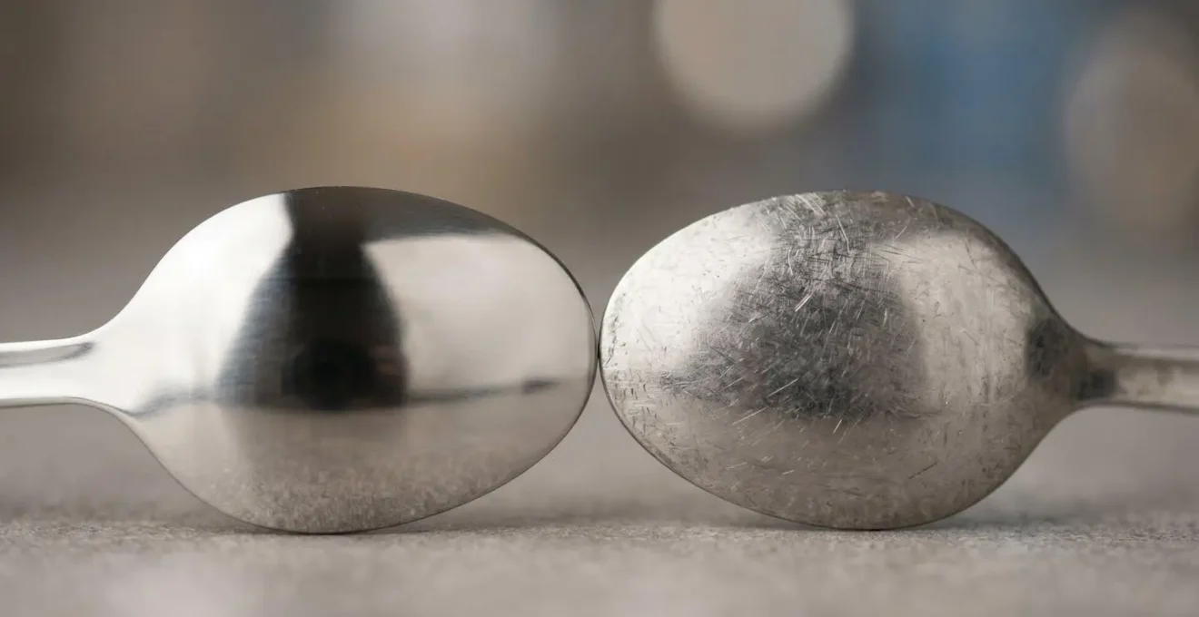 Comparaison visuelle entre un objet neuf et son équivalent vieilli pour illustrer le concept de vétusté