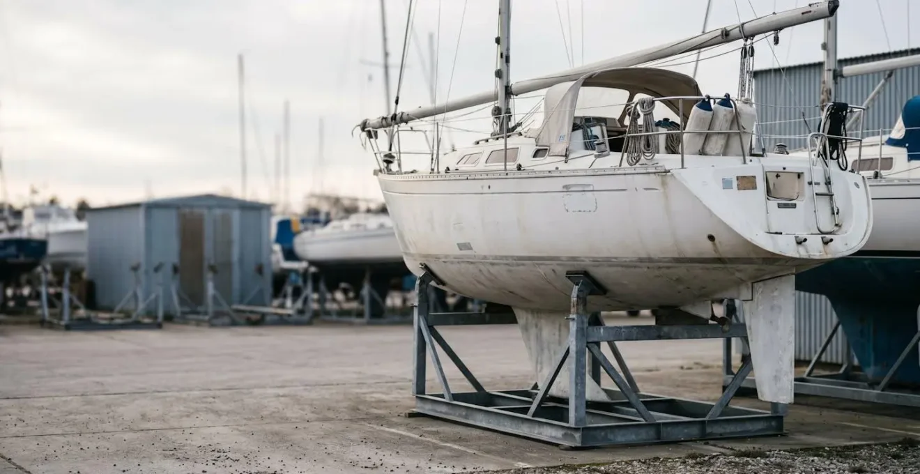 Bateau de plaisance sur ber de stockage dans un chantier naval pendant la periode d'hivernage