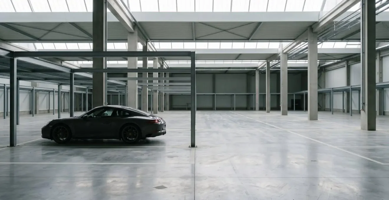 Environnement de stockage professionnel illustrant la période couverte pour les frais de gardiennage automobile