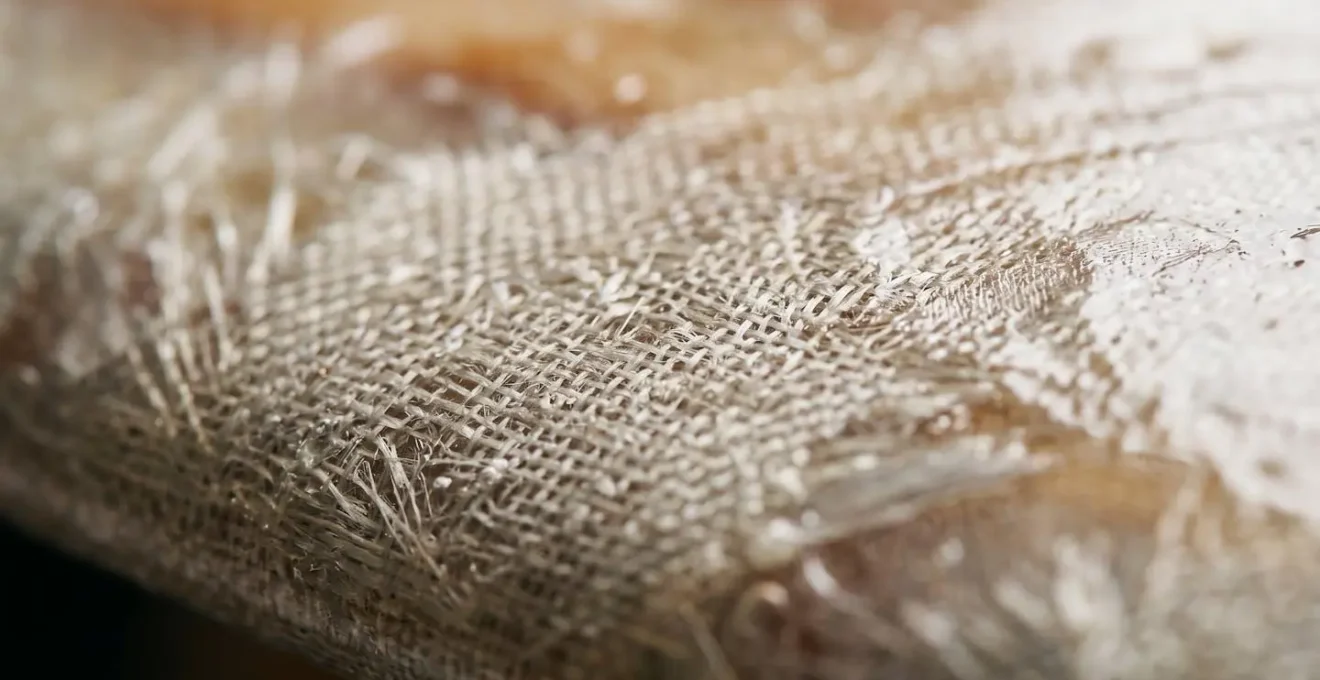 Gros plan sur la texture d'une planche de surf, illustrant la valeur du matériel à protéger.