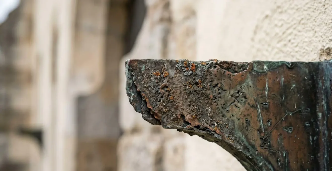 Détail architectural illustrant la responsabilité du propriétaire sur les éléments du bâtiment